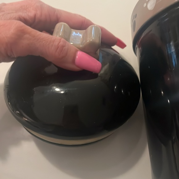 Ceramic Pet Treat canister with sealed lid with 🐾 and 🦴 design - Picture 5 of 7